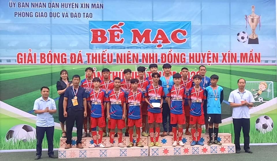 Đội bóng đá nam giàng ngôi á quân giải bóng đá thiếu niên huyện Xín Mần