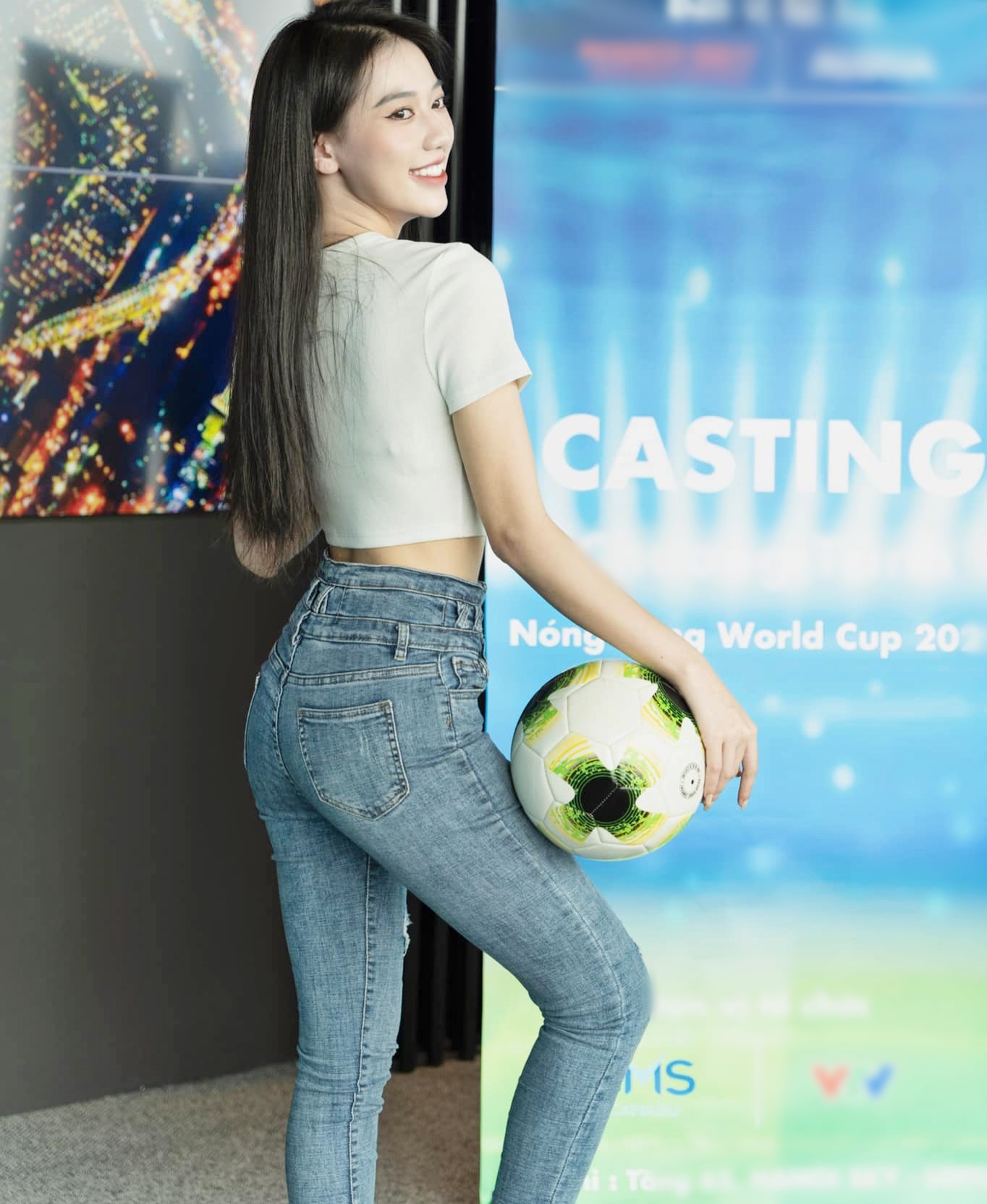 Ngam-dan-nguoi-dep-nong-cung-world-cup-4-783-1667818485-779-width1364height1663.jpg