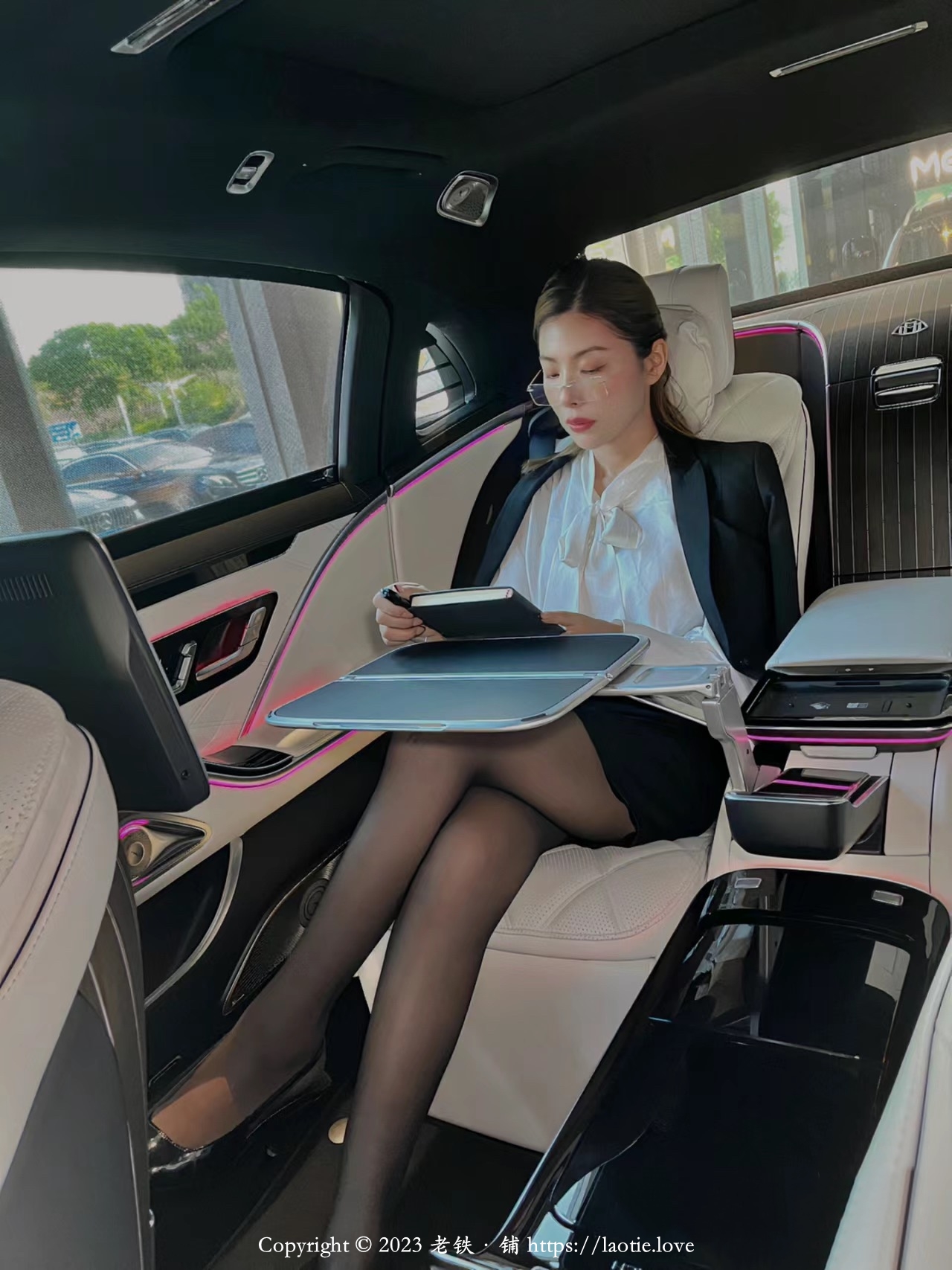 豪华私家车里穿黑丝的大长腿OL美少妇在办公
