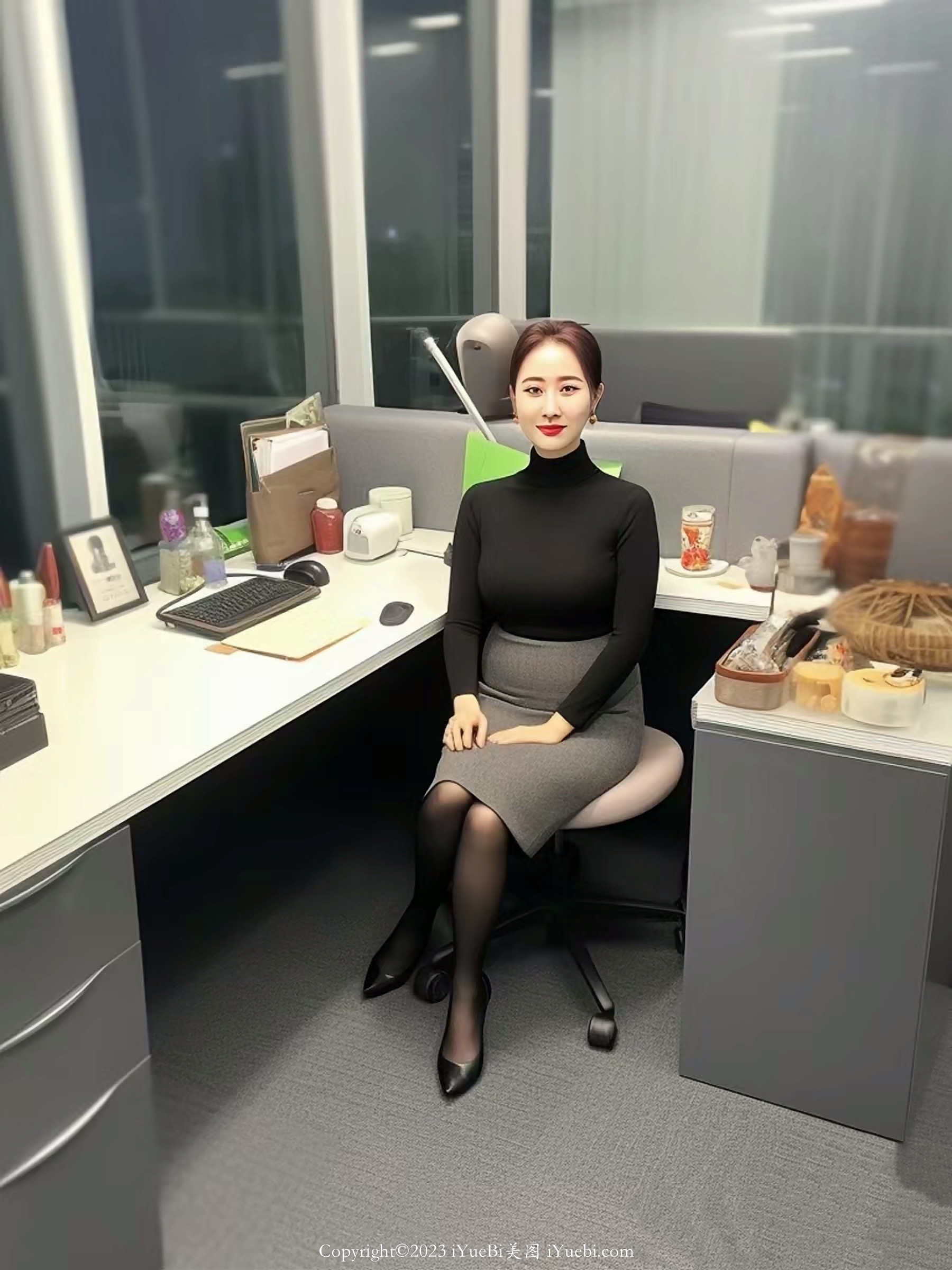 办公室里面的黑丝高跟鞋大胸美女