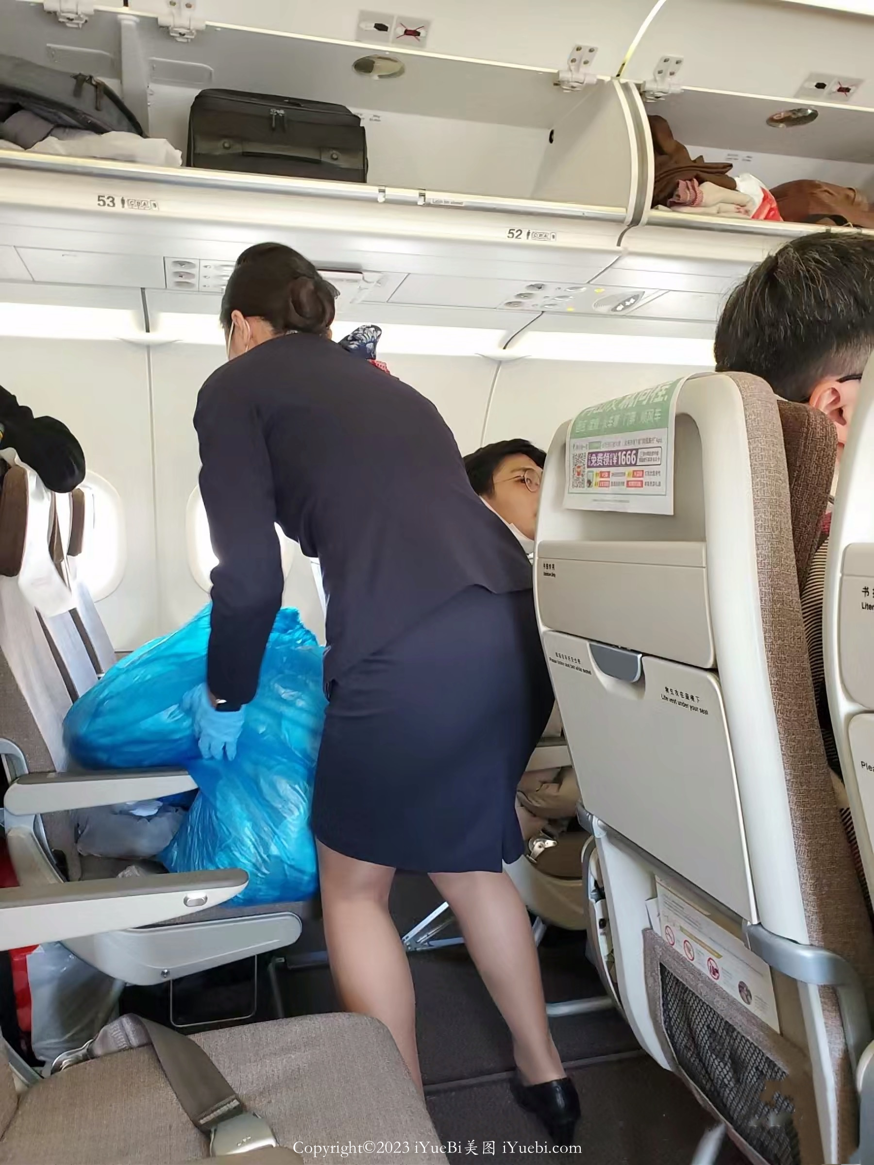 漂亮的中国南方航空空姐在客机上服务旅客