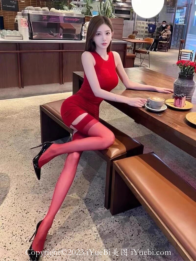 红色丝袜大长腿紧身红色包臀裙的妖媚女人