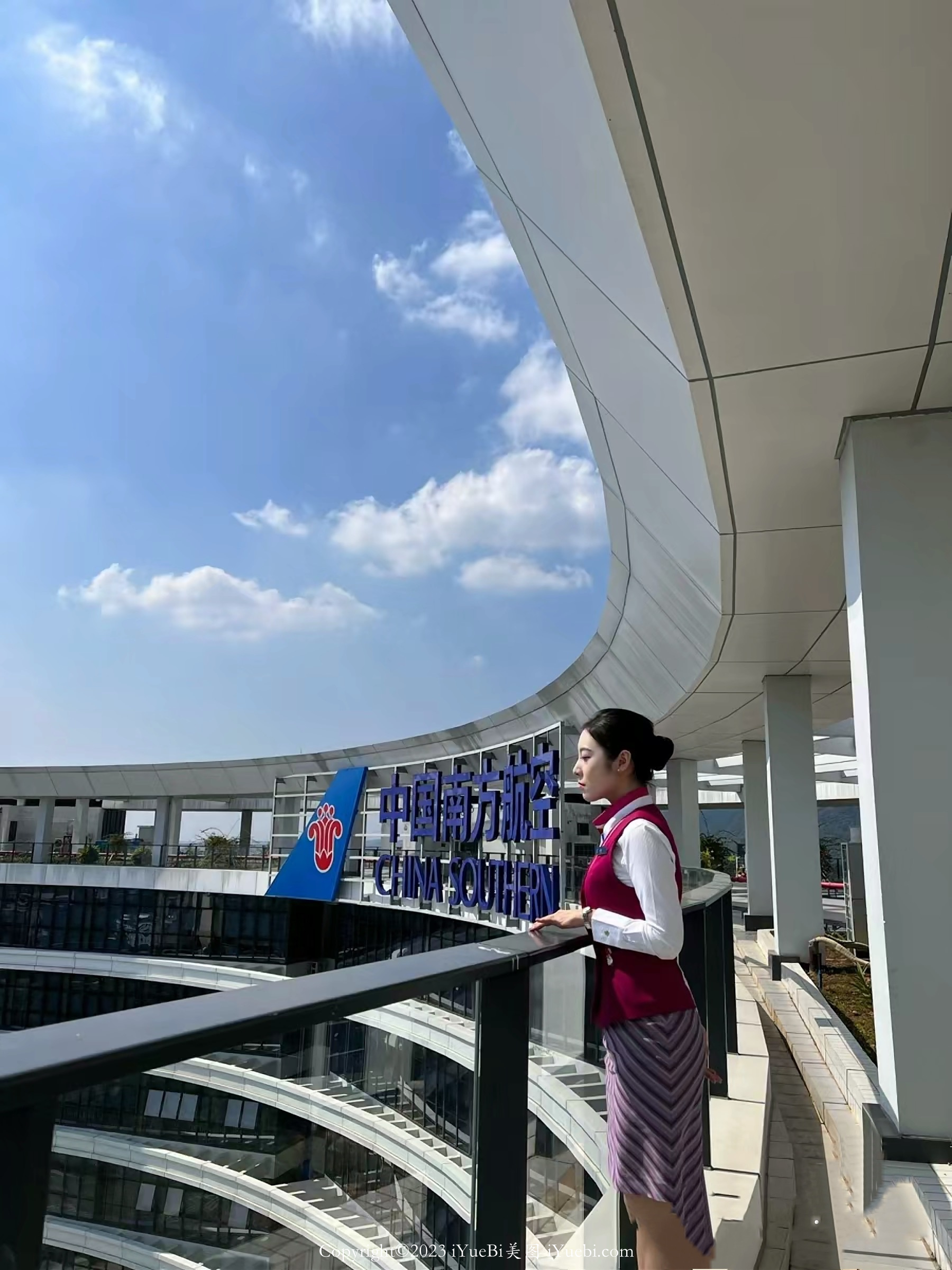 中国南方航空公司大楼里走廊上的空姐