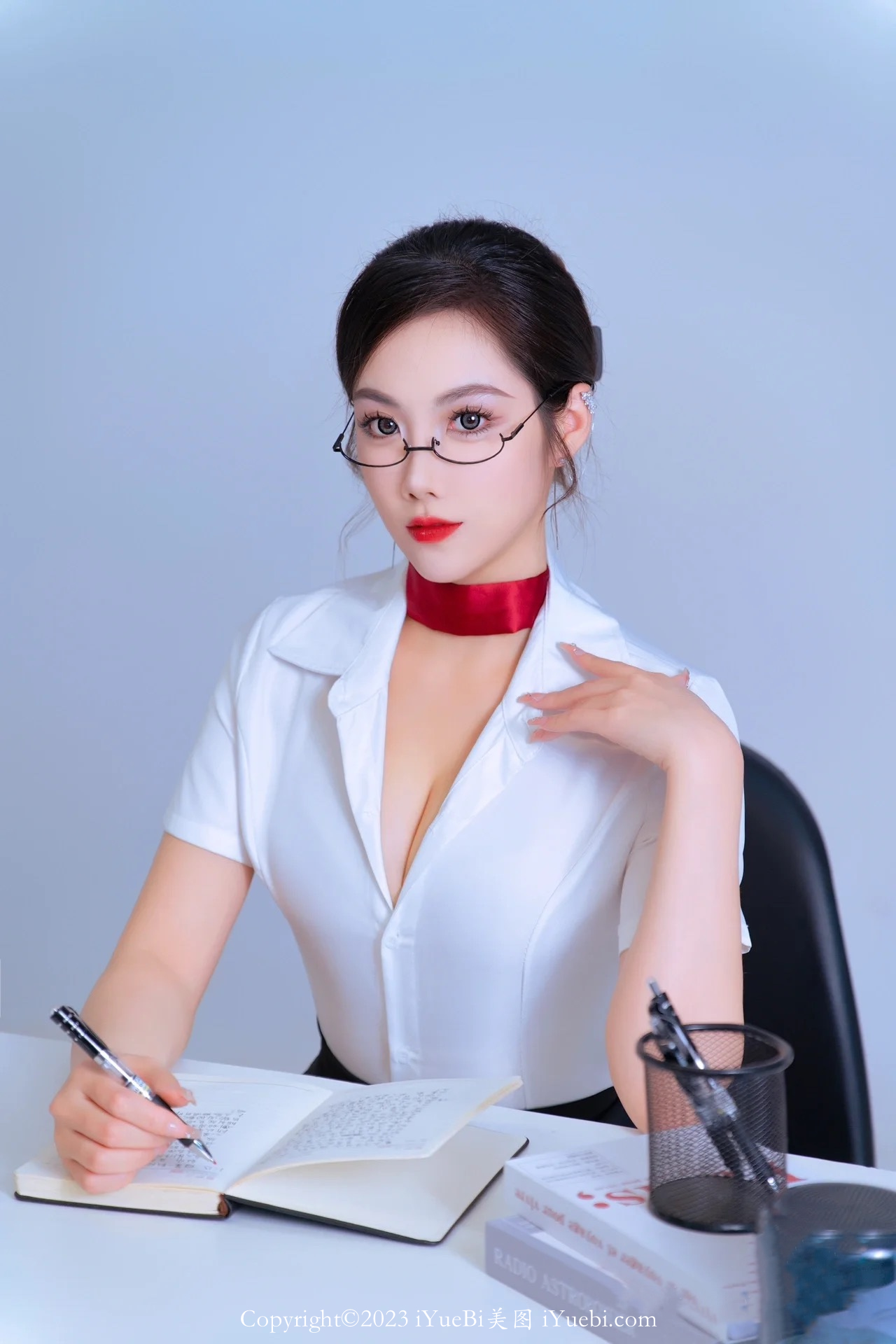 穿着白色衬衣红色吊带丝袜的性感女秘书