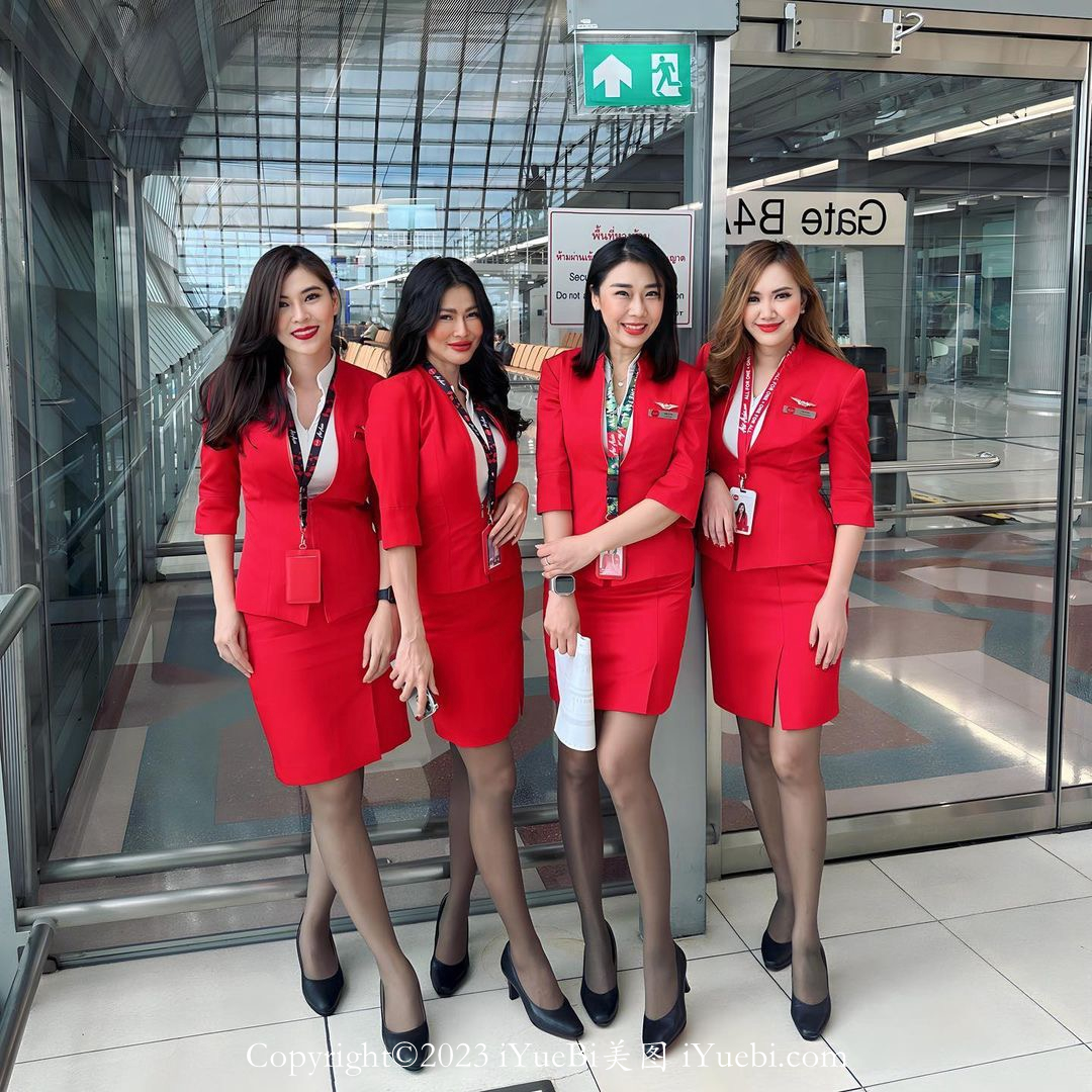 亚洲航空黑丝大长腿红色空姐制服的空姐