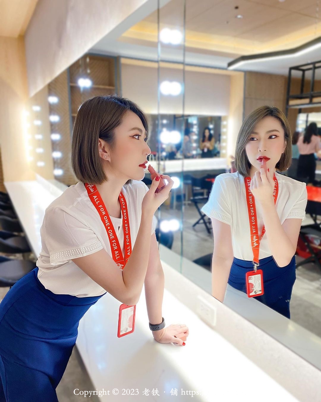 亚洲航空绝色空姐在镜子前涂抹口红