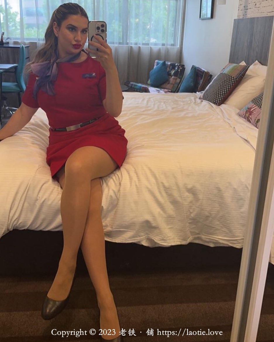 肉色丝袜丰满外航空姐在酒店床上自拍