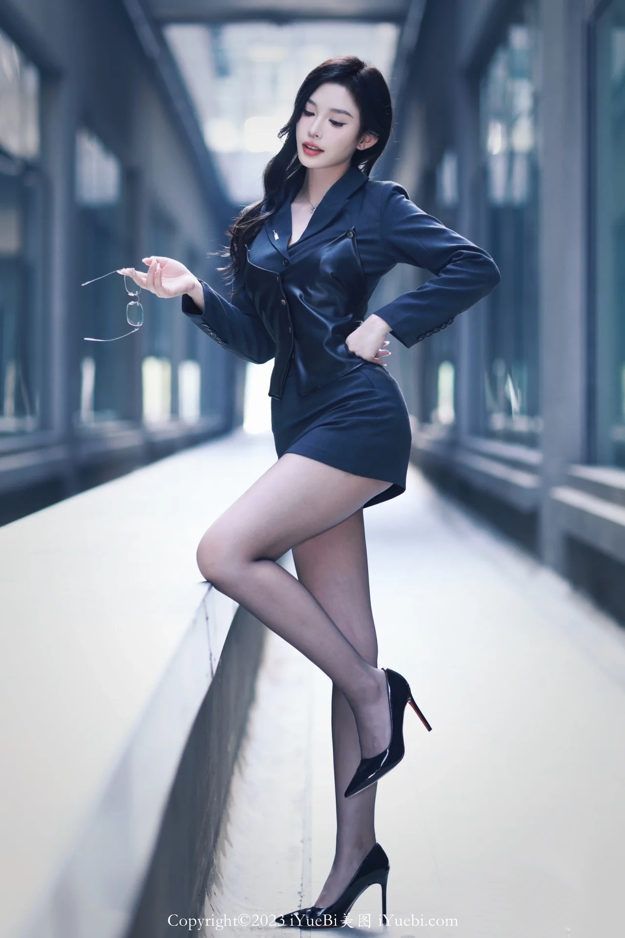 黑丝长腿模特穿着西服短裙在商务大厦背景下拍写真