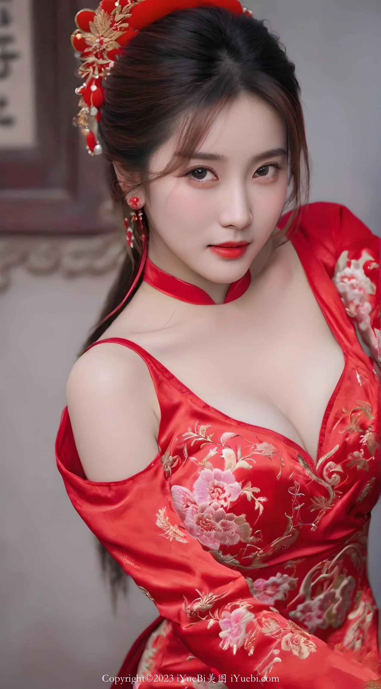 红色旗袍新娘妆的白嫩美胸模特儿