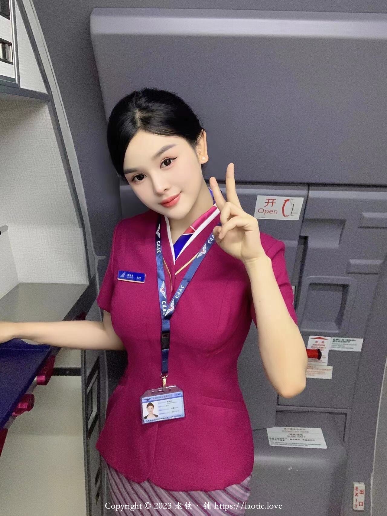 在机舱门登记口工位上自拍的粉嫩南航空姐