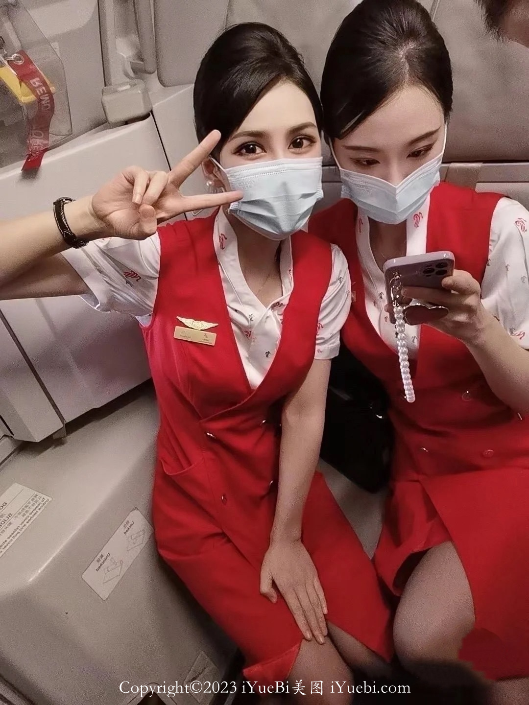 空闲之余忙着玩手机自拍的中国国际航空空姐