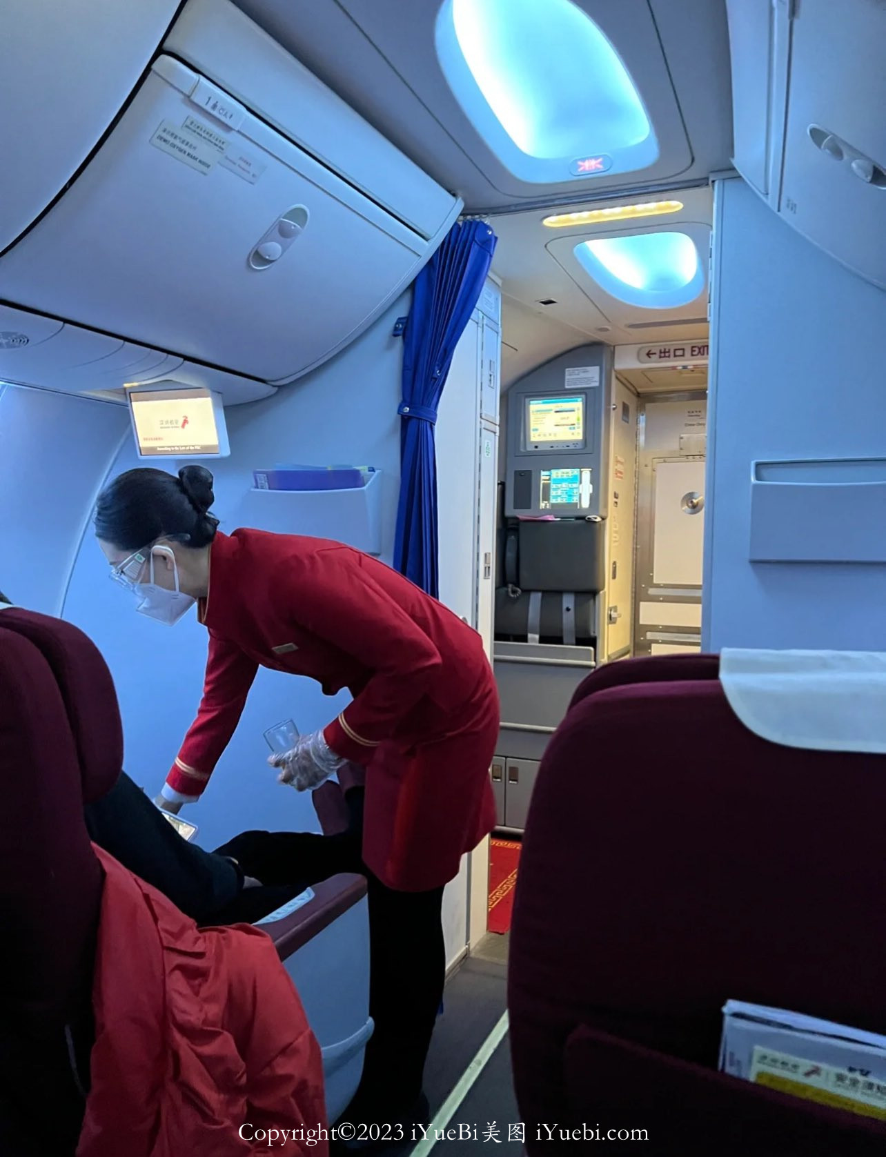 正在客舱里面热情服务的中国国际航空空姐