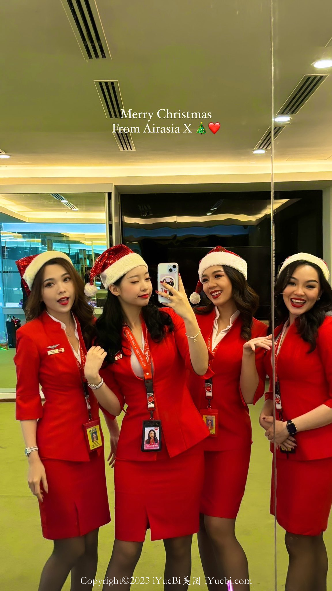 亚洲航空的几个戴着圣诞老人帽子的艳丽空姐