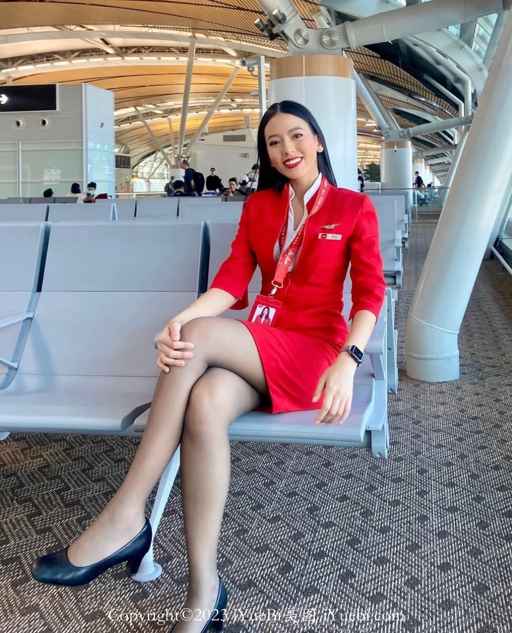 亚洲航空网红空姐红色制服实在太迷人