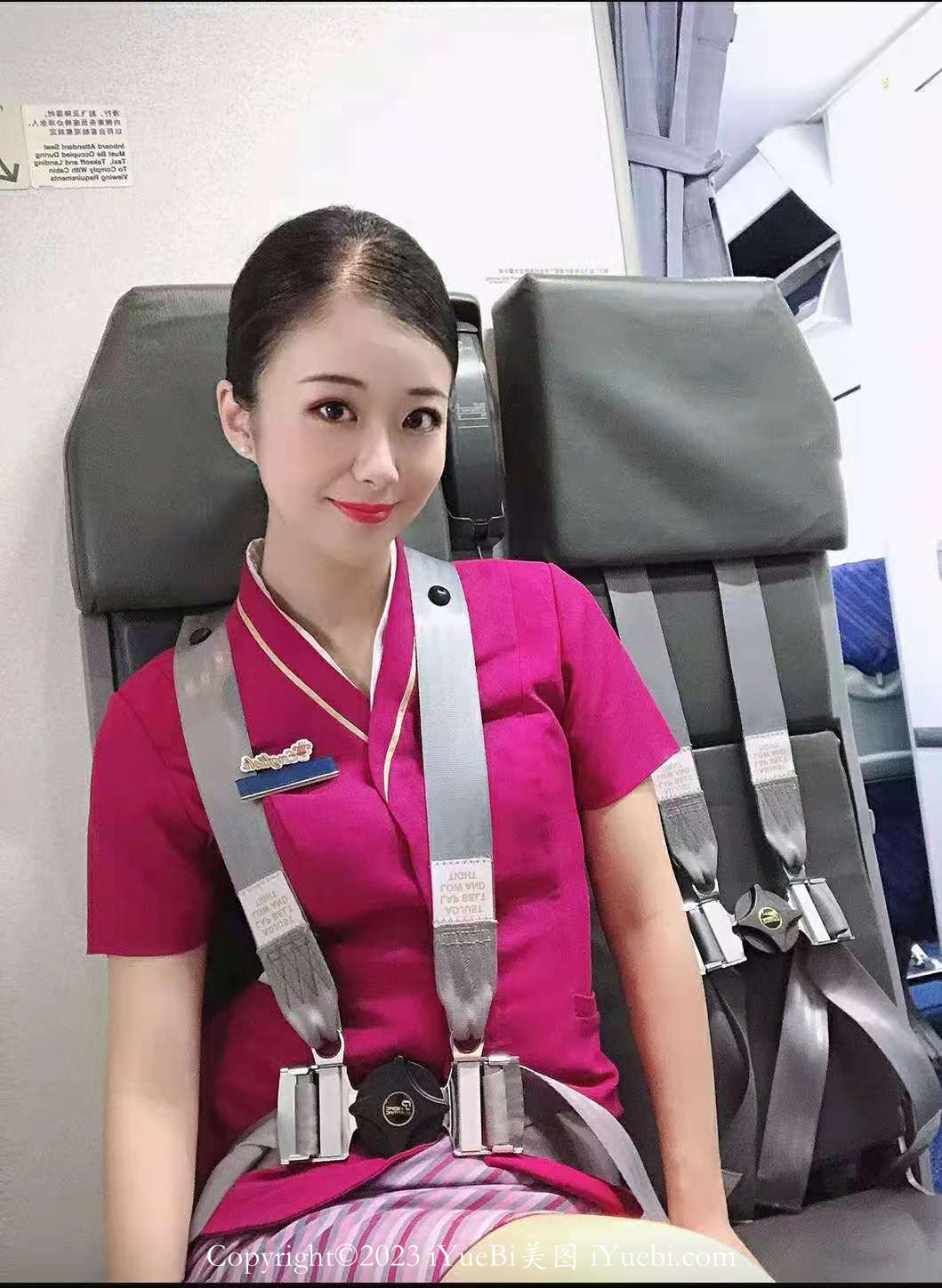 飞机上绑着安全带坐着的熟女人妻成熟空姐