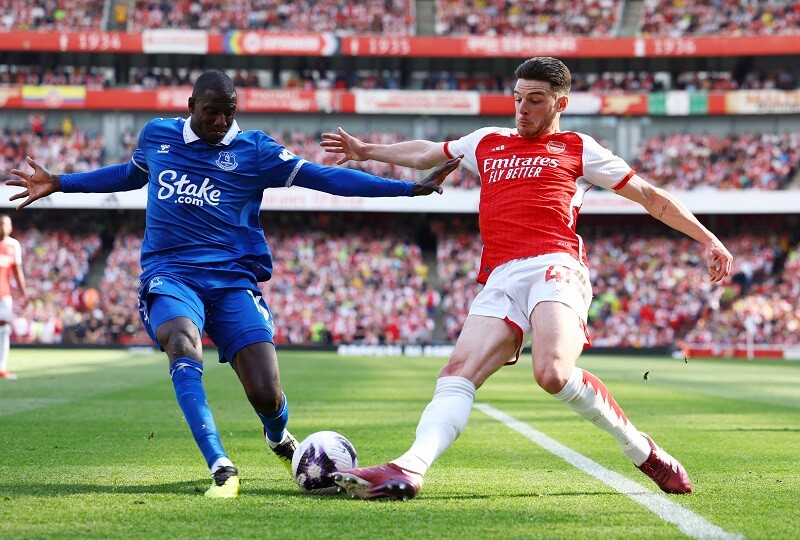 arsenal-vs-everton-phong-do.jpg