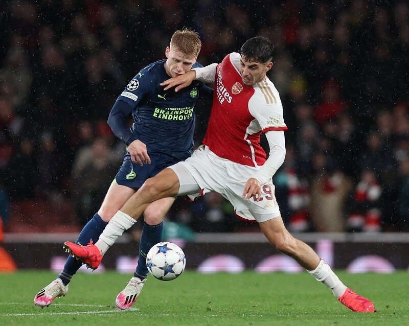 arsenal-vs-psv-phong-do.jpg