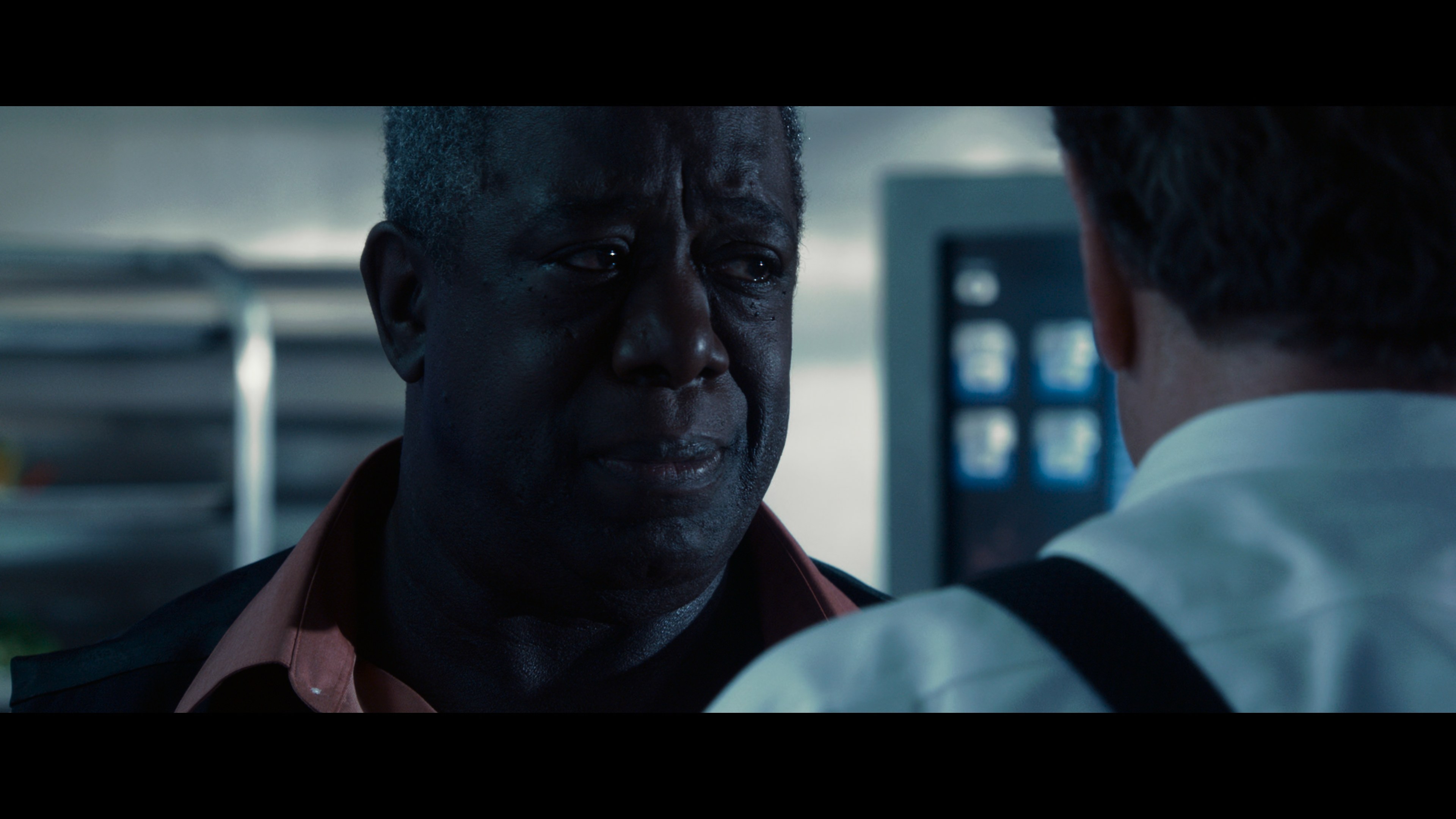 2012.2009.HYBRID.2160p.BluRay.REMUX.HEVC.DV.TrueHD.Atmos.7.1-Flights.mkv_snapshot_01.32.41.238.jpg