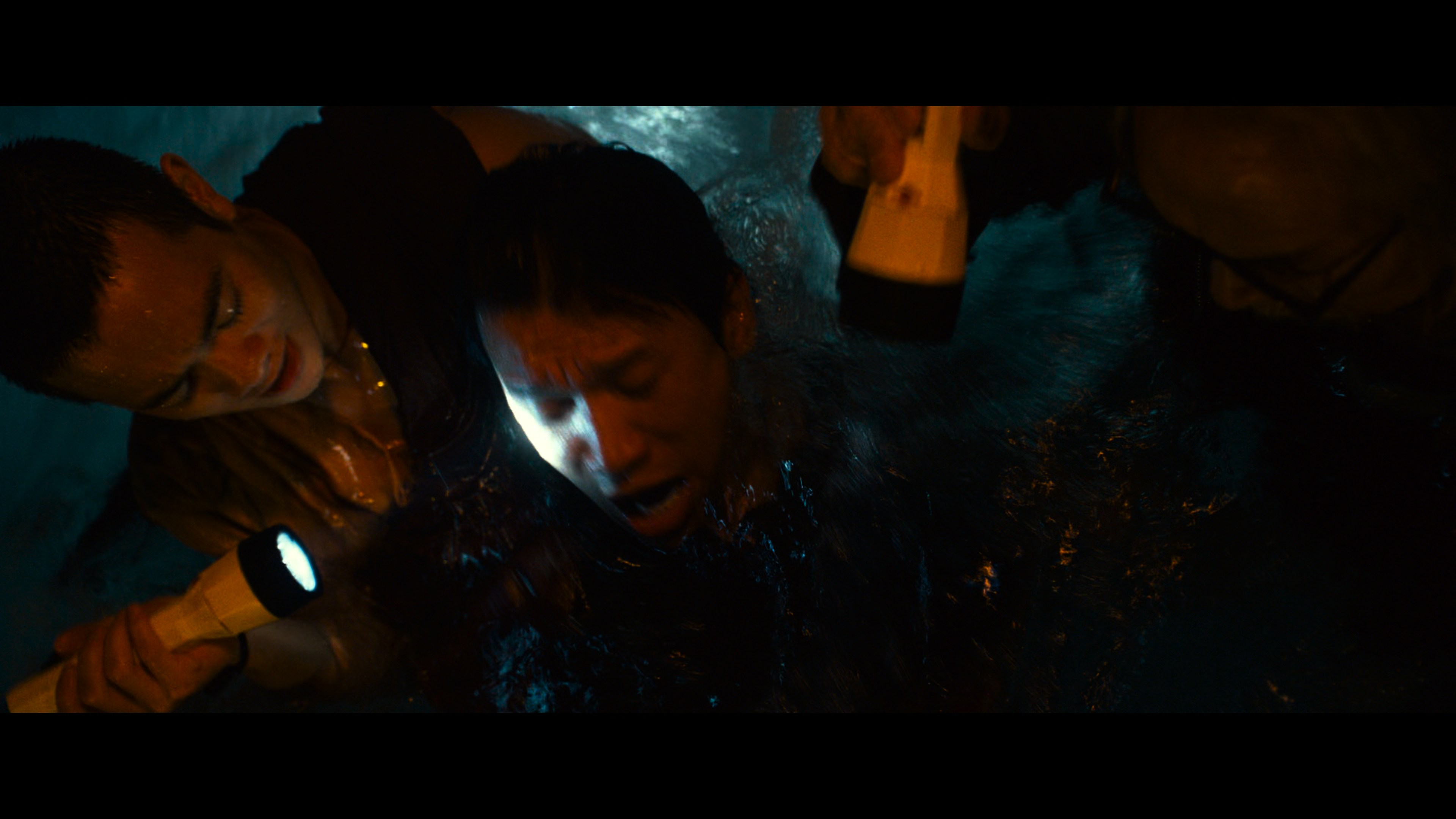 2012.2009.HYBRID.2160p.BluRay.REMUX.HEVC.DV.TrueHD.Atmos.7.1-Flights.mkv_snapshot_02.13.47.024.jpg