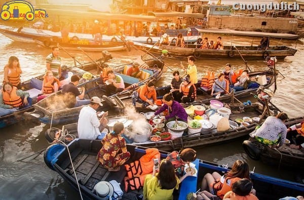 Tấp nập thuyền bè