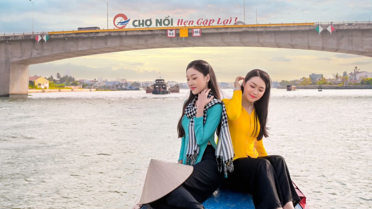 Du khách chụp hình