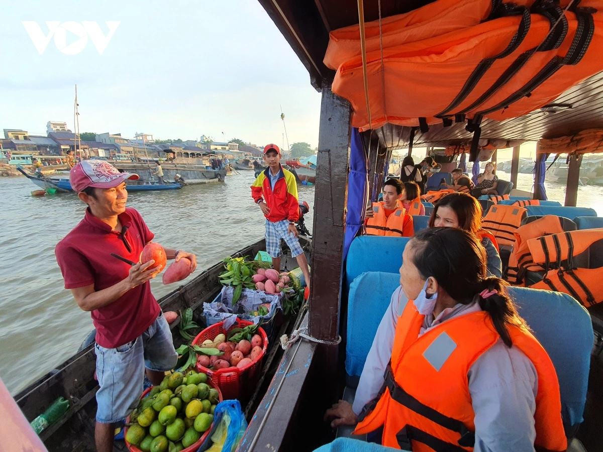 Tàu du lịch tại chợ nổi