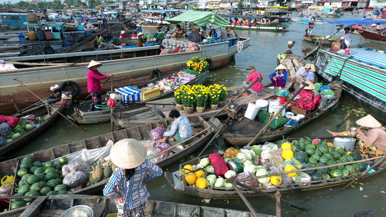 Chợ nổi tấp nập