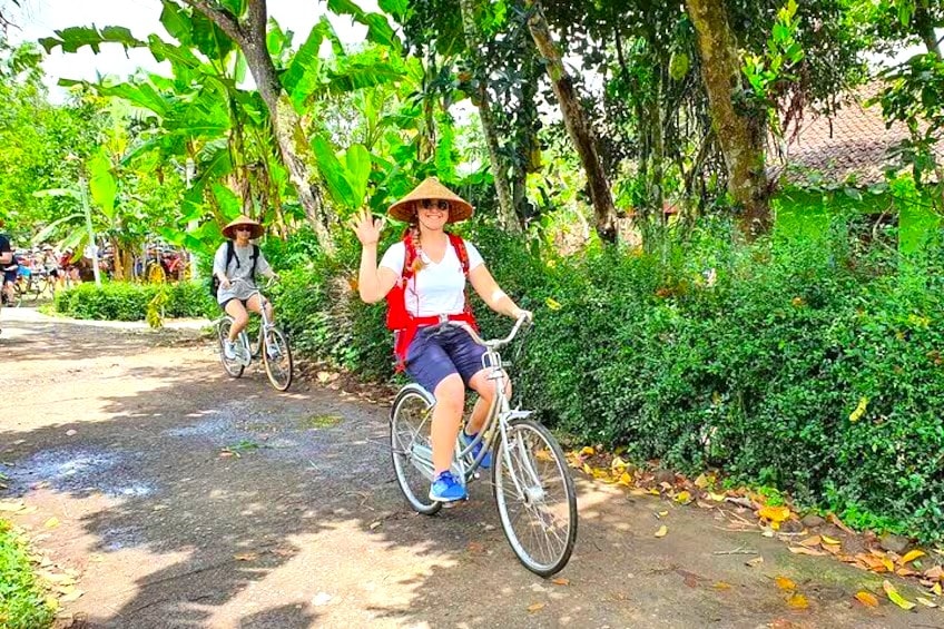 Chạy Xe Đạp Tham Quan Miền Quê