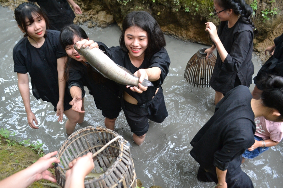 Ăn dưới mương – Bắt cá dưới ao