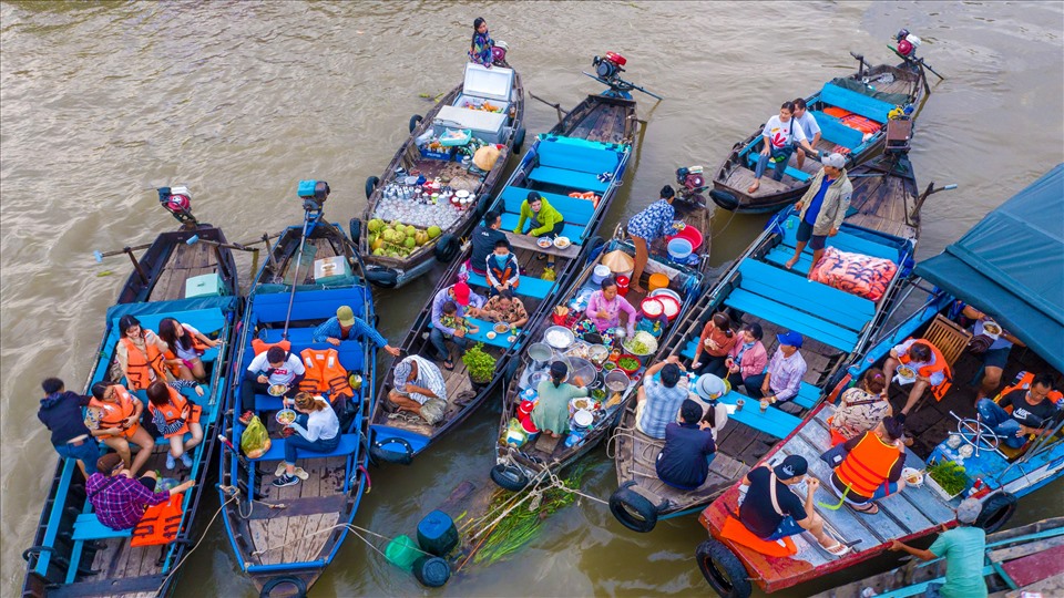 Tàu tham quan chợ nổi Cái Răng