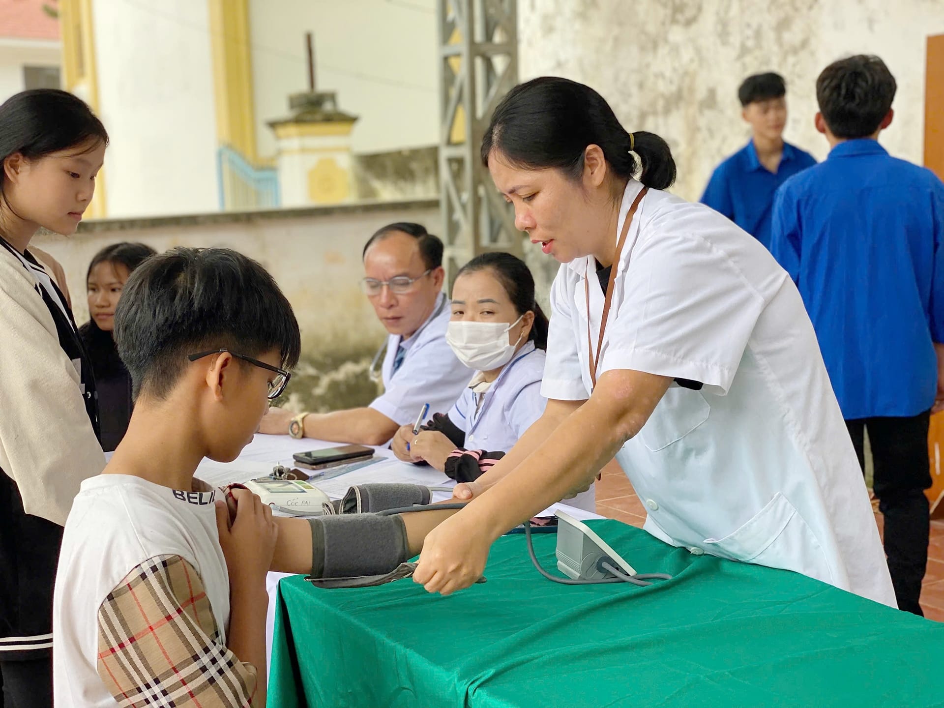 Thăm khám sức khỏe cho học sinh.